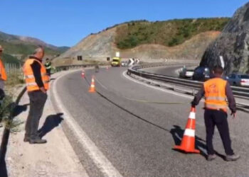 Makinat përplasen në rrugën e Kombit, plagosen rëndë 6 persona