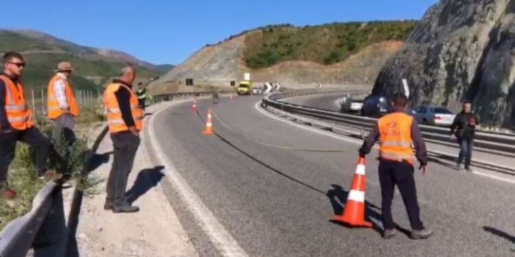 Makinat përplasen në rrugën e Kombit, plagosen rëndë 6 persona