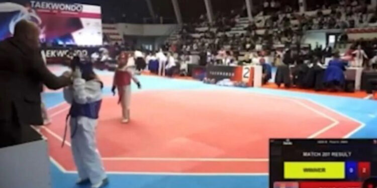 VIDEO/ E paprecedentë! Trajneri i taekwondos nga Kosova godet vajzën 8-vjeçare pasi humbi garën në Kampionatin Evropian 
