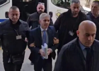 Me pranga në duar, i rrethuar nga policë/ Momenti kur Ilir Rrapaj shkon në Komisionin e Sterilizimit