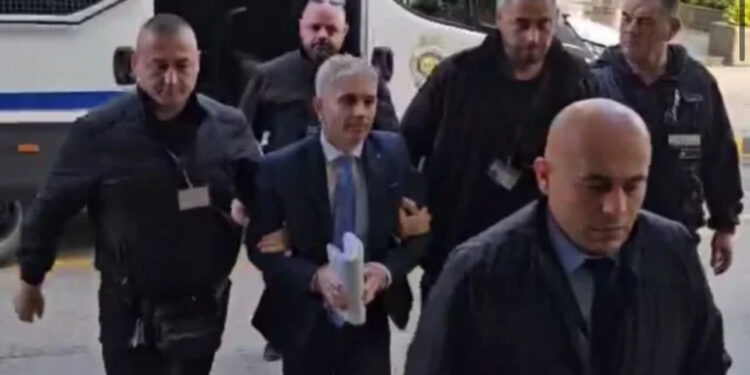 Me pranga në duar, i rrethuar nga policë/ Momenti kur Ilir Rrapaj shkon në Komisionin e Sterilizimit