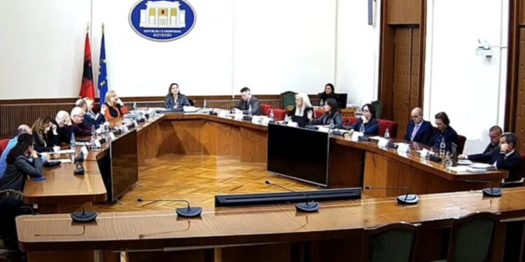 “Ky komision s’mbyllet pa dëshminë e Vilma Nushit”, Ndreca përplaset me Vokshin: Po u bëni gjyqin njerëzve!