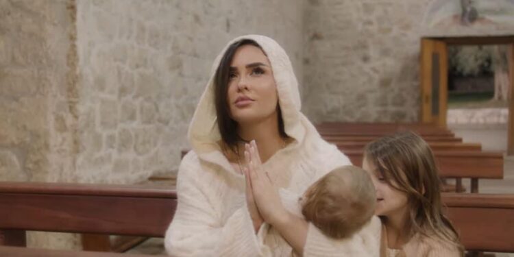 VIDEO/ Amen feston 1-vjetorin! Xhensila Myrtezaj publikon për herë të parë portretin, ka një mesazh për Bes Kallakun