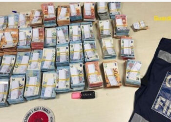 U tradhëtua nga detajet në makinë, kapet shqiptari me rreth 400 mijë euro cash