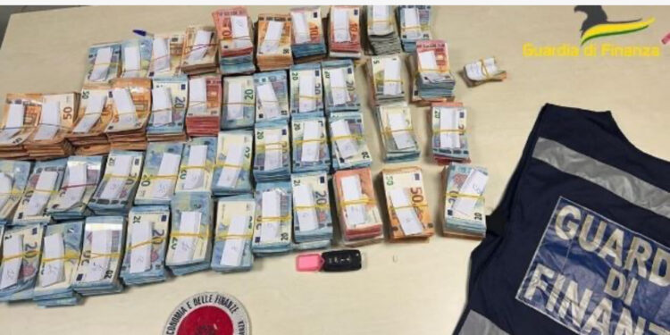 U tradhëtua nga detajet në makinë, kapet shqiptari me rreth 400 mijë euro cash