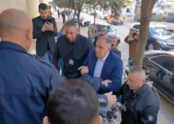 Ilir Beqja lë qelinë, me pranga në duar dhe i rrethuar nga policia shkon për të dëshmuar në Komisionin Hetimor