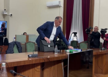 Ilir Beqaj s’i zë besë Kuvendit! Ish-ministri largon ujin nga tavolina, nxjerr shishe të tjera nga çanta për vete dhe avokatin