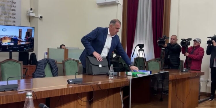 Ilir Beqaj s’i zë besë Kuvendit! Ish-ministri largon ujin nga tavolina, nxjerr shishe të tjera nga çanta për vete dhe avokatin