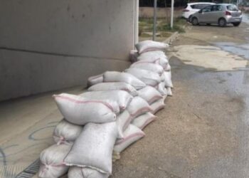 FOTO/ Parashikimet për mot të keq, qytetarët e Vlorës i paraprijnë përmbytjeve, vendosin thasë me rërë para bizneseve dhe banesave