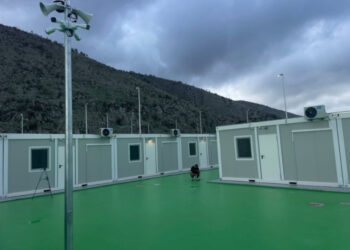 Vendimet e gjykatave në Itali lënë bosh kampet e emigrantëve në Gjadër e Shëngjin! Largohen edhe 50 agjentët e parë