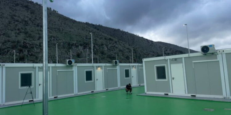 Vendimet e gjykatave në Itali lënë bosh kampet e emigrantëve në Gjadër e Shëngjin! Largohen edhe 50 agjentët e parë