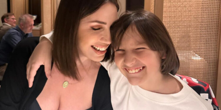 FOTO/ Birësoi një djalë, moderatorja Fjodora Fjora habit me deklaratën: Do doja të kisha 8 fëmijë, por në Shqipëri S’KA burra që…