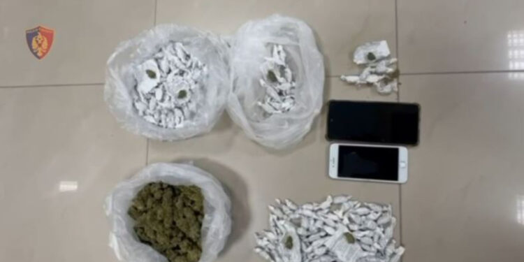 Fier/ Arrestohet 18-vjeçari me dhjetëra doza kanabisi