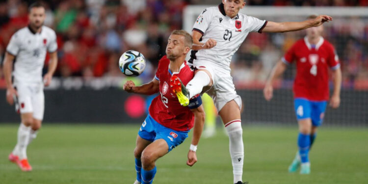 Arbitroi finalen Real-Atalanta dhe dy herë çekët, njihuni me gjyqtarin që do vendosë drejtësi në sfidën Shqipëri-Çeki