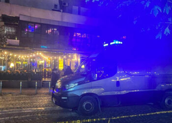 Pamje të rënda nga vrasja e dyfishtë në Kosovë, një nga viktimat shihet pa jetë në karrige brenda lokalit