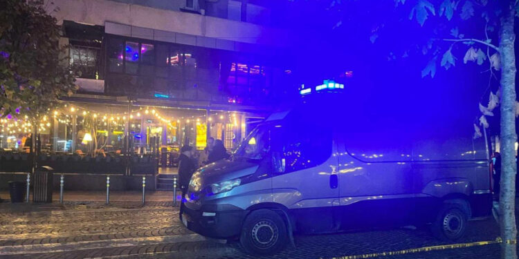 Pamje të rënda nga vrasja e dyfishtë në Kosovë, një nga viktimat shihet pa jetë në karrige brenda lokalit