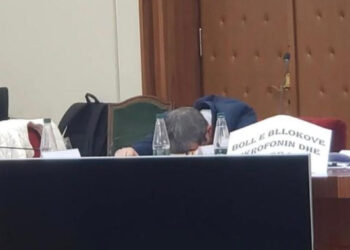 FOTO/ I pa përfshirë në debat, deputetin e Ramës e zë gjumi në komision