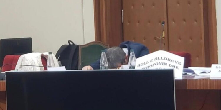 FOTO/ I pa përfshirë në debat, deputetin e Ramës e zë gjumi në komision