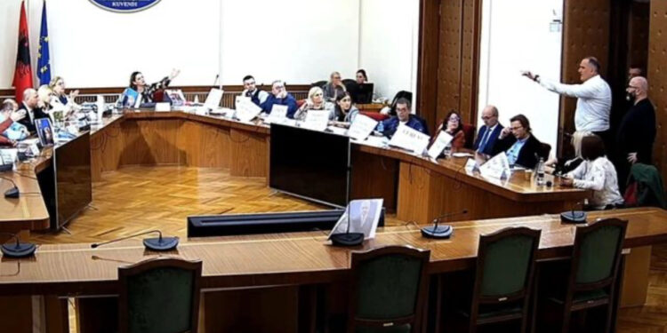 Sherr në orën 1 pas mesnate/ Beqaj përplaset me Ina Zhupën. Vokshi: Skandal, na kërcënoi! Futeni në fugon dhe kthejeni në qeli!