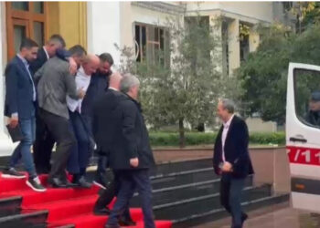 Nga salla e Kuvendit deputeti i PD-së çohet me urgjencë në spital