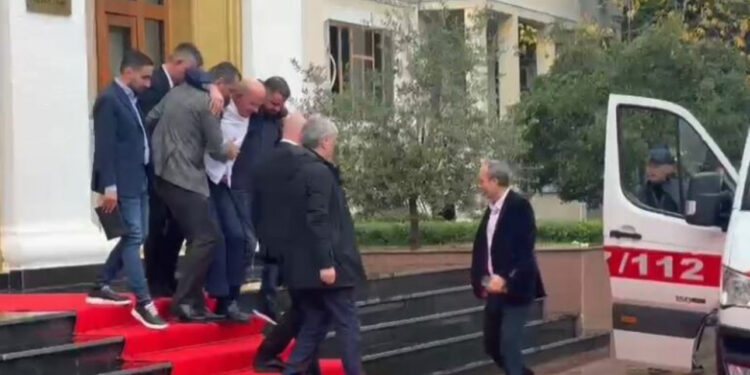 Nga salla e Kuvendit deputeti i PD-së çohet me urgjencë në spital