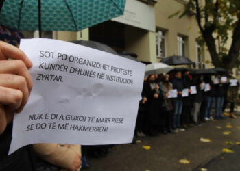 Protestë në Prishtinë kundër dhunës në institucionet zyrtare