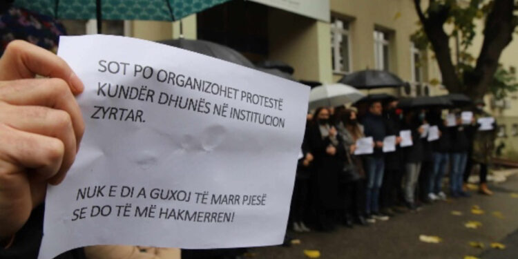 Protestë në Prishtinë kundër dhunës në institucionet zyrtare