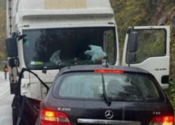 Përplasje në Përrenjas-Librazhd, kamioni godet dy automjete