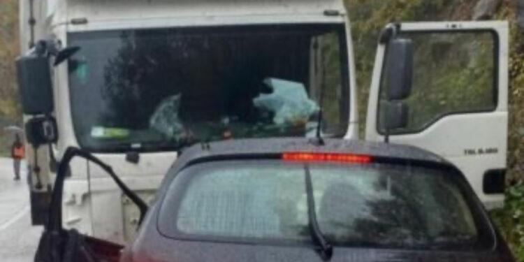 Përplasje në Përrenjas-Librazhd, kamioni godet dy automjete