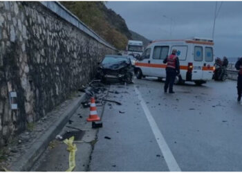 Përplasen dy makina në Korçë-Pogradec, lëndohen shoferët dhe pasagjeri