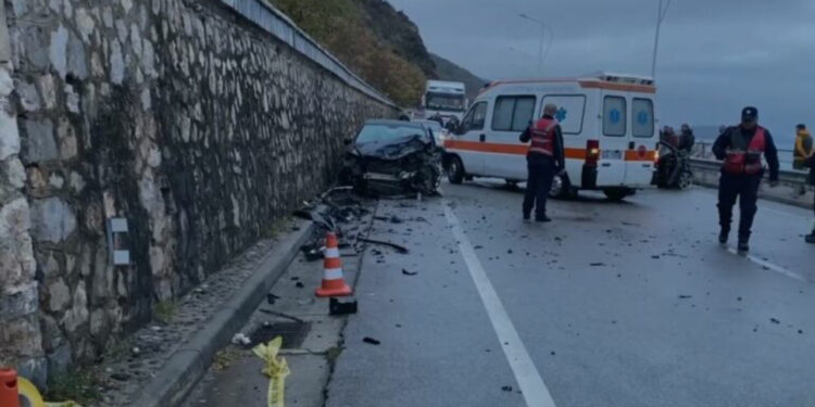 Përplasen dy makina në Korçë-Pogradec, lëndohen shoferët dhe pasagjeri