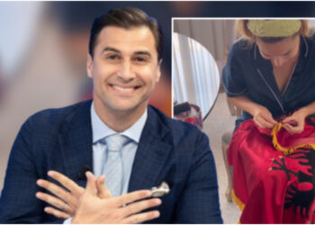 Festat e Nëntorit, bashkëshortja italiane e Lorik Canës si Marigoja, qëndis flamurin Kuq e Zi