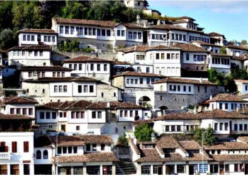 Media spanjolle “La Vanguardia”: Zbuloni Beratin, qytetin përrallor në Shqipëri