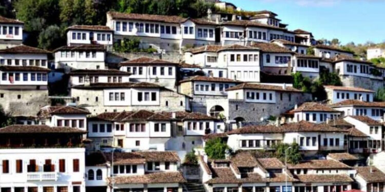 Media spanjolle “La Vanguardia”: Zbuloni Beratin, qytetin përrallor në Shqipëri