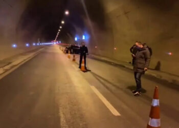 Goditi policin që po dokumentonte përplasjen e dy makinave, arrestohet shoferja