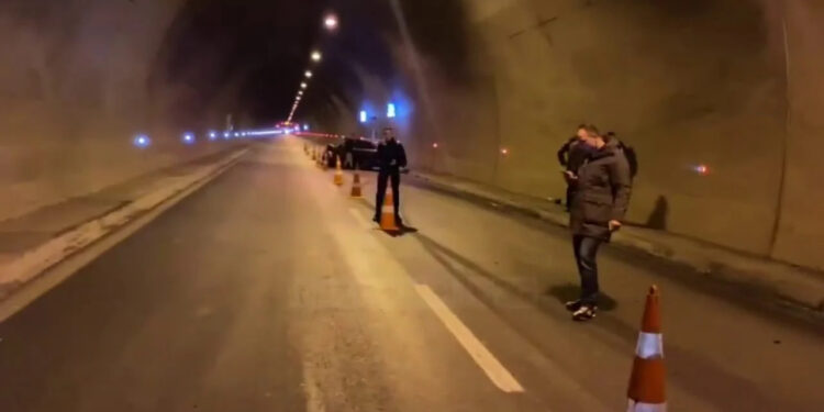 Goditi policin që po dokumentonte përplasjen e dy makinave, arrestohet shoferja