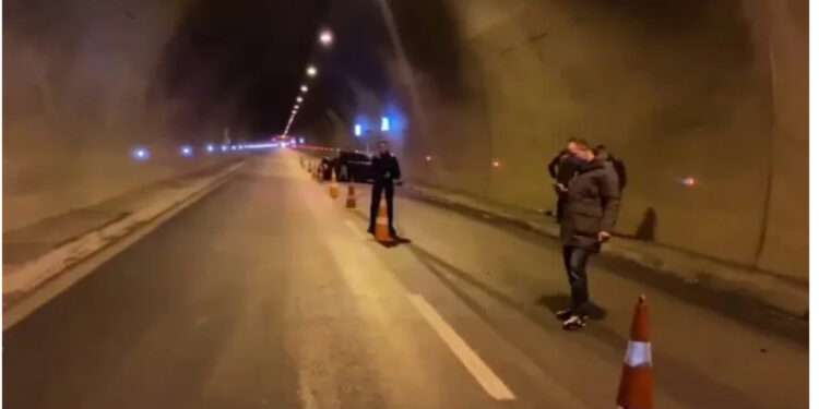 Përplasi efektivin e policisë/ Arrestohet 21-vjeçarja, dyshohet se drejtonte makinën nën efektin e drogës