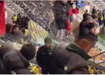 VIDEO/ Thellohet skandali! Momenti kur policia rumune largon flamurin shqiptar dhe nxjerr tifozët nga stadiumi