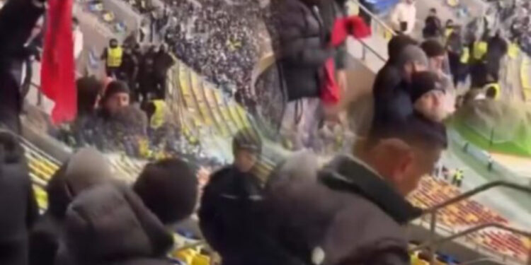 VIDEO/ Thellohet skandali! Momenti kur policia rumune largon flamurin shqiptar dhe nxjerr tifozët nga stadiumi