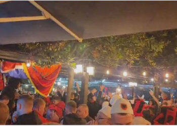 VIDEO/ “Shqipëri etnike”, tifozët kuqezi ndezin atmosferën në prag të sfidës me Çekinë