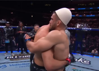 ‘Me plisin e babëgjyshit’ në ring, luftëtari shqiptar ndez mbrëmjen e UFC-së, intervistë me Joe Rogan