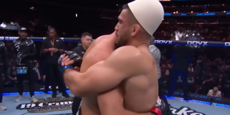 ‘Me plisin e babëgjyshit’ në ring, luftëtari shqiptar ndez mbrëmjen e UFC-së, intervistë me Joe Rogan