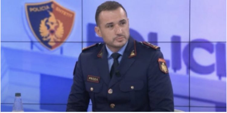 Gazetarja: Safet Bajri i uli bre*ët te gjunjët policisë së Ilir Prodës!
