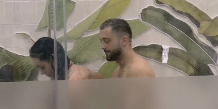 VIDEO/ Gjesti dhe Egli në dush sëbashku, e pabesueshme çfarë i bëri banori