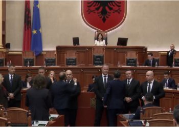 Tensione në Kuvend/ Spiropali nuk i jep fjalën Bardhit, Garda rrethon foltoren