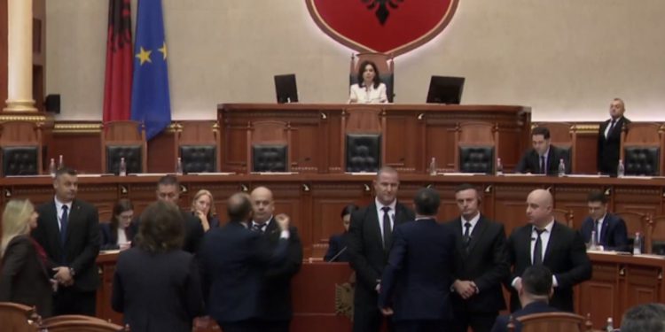 Tensione në Kuvend/ Spiropali nuk i jep fjalën Bardhit, Garda rrethon foltoren