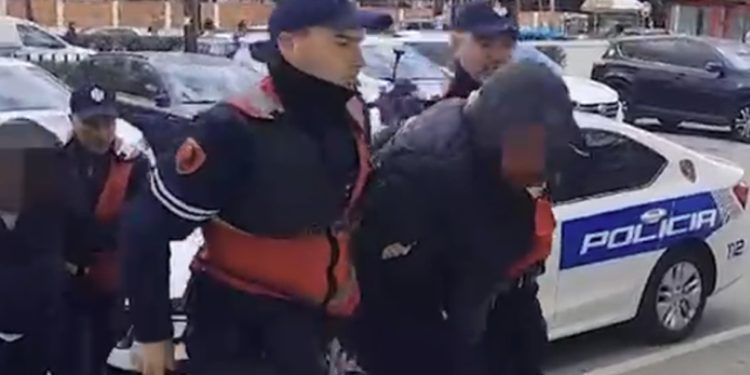 EMRAT/ Arrestohet 37-vjeçari, në pranga edhe pasagjeri, lëviznin me mjet të rrezikshëm në Tiranë