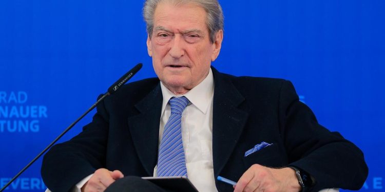 Berisha: Shqiptarët ikën nga vendi për shkak të varfërisë, sepse prindërit nuk mund të ushqenin fëmijët