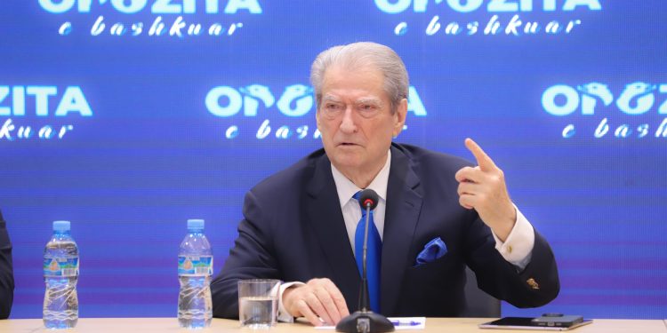 Protesta e 8 shkurtit/ Berisha: Një kryeministër që pi një shishe vere 33 mijë euro duhet nxjerrë me lecka