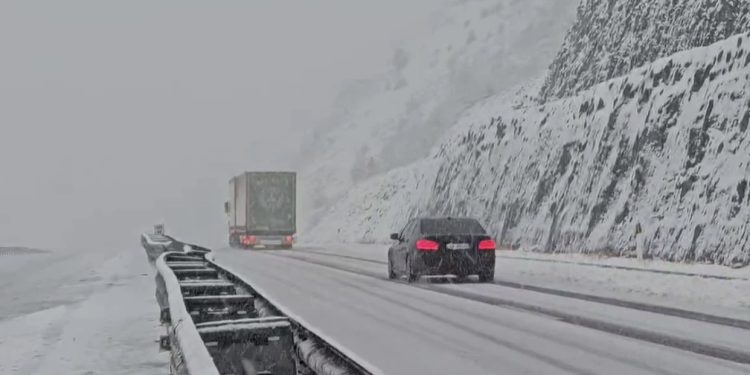 Dëbora zbardh edhe Bulqizën, probleme në rrugën e Arbrit